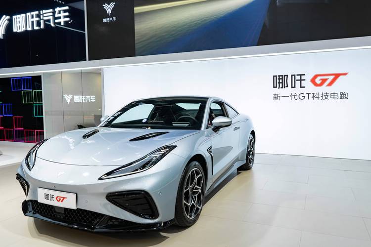 东莞225哪吒汽车在智能汽车领域的表现，领途汽车在新能源汽车市场中的影响力